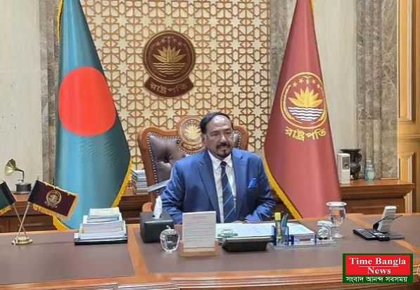 বঙ্গভবনে আনুষ্ঠানিকভাবে দায়িত্ব পালন শুরু করলেন ভারপ্রাপ্ত রাষ্ট্রপতি হাফিজ উদ্দিন আহমদ